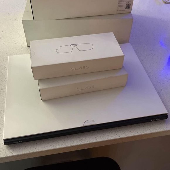 Google‎ Glass Explorer Edition Bundle +Yearbook - Picture 9 of 9